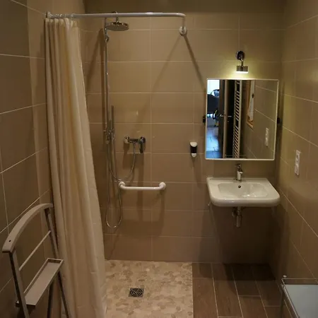 Les Oiseaux De Passage Изиньи-сюр-Мер